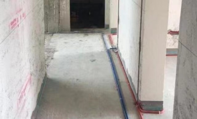 水電管排布引發(fā)分歧，師傅說維修方便，業(yè)主卻要推翻重來
